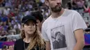 Bek FC Barcelona Gerard Pique (kanan) dan pasanganya penyanyi Kolombia Shakira menghadiri pertandingan perempat final kejuaraan bola basket Dunia FIBA ​​2014 antara Slovenia vs AS di arena Palau Sant Jordi di Barcelona pada 9 September 2014. Shakira akhirnya mengumumkan telah berpisah dari Gerard Pique pada 4 Juni 2022 usai 12 tahun bersama dan memilik dua orang anak. (JOSEP LAGO / AFP)