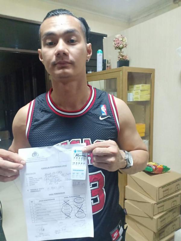 ditangkap polisi dini hari, agung saga sedang isap sabu?