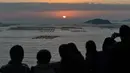Wisatawan menyaksikan matahari terbit di Niu Yu, Xiapu, Provinsi Fujian, China, Jumat (13/12/2019). Xiapu menjadi daya tarik tersendiri bagi fotografer pemula karena jauh dari gedung pencakar langit dan hiruk pikuk kota-kota besar di China. (RETAMAL HECTOR/AFP)