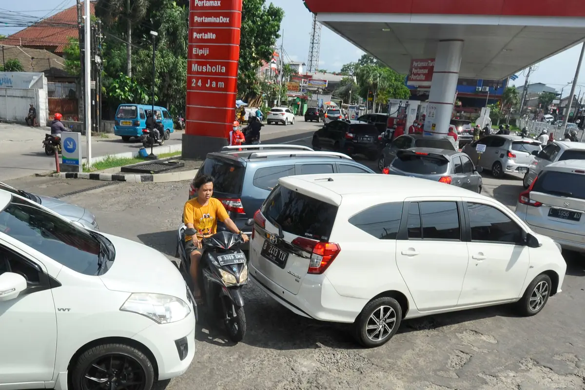 Antrean Kendaraan Jelang Pemberlakuan Kenaikan BBM di SPBU Cinere