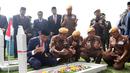 Presiden Joko Widodo bersama para veteran berdoa usai menabur bunga di TMP Cikutra, Bandung, Sabtu (10/11). Jokowi menabur bunga di atas makam sejumlah Pahlawan Nasional. (Liputan6.com/Angga Yuniar)