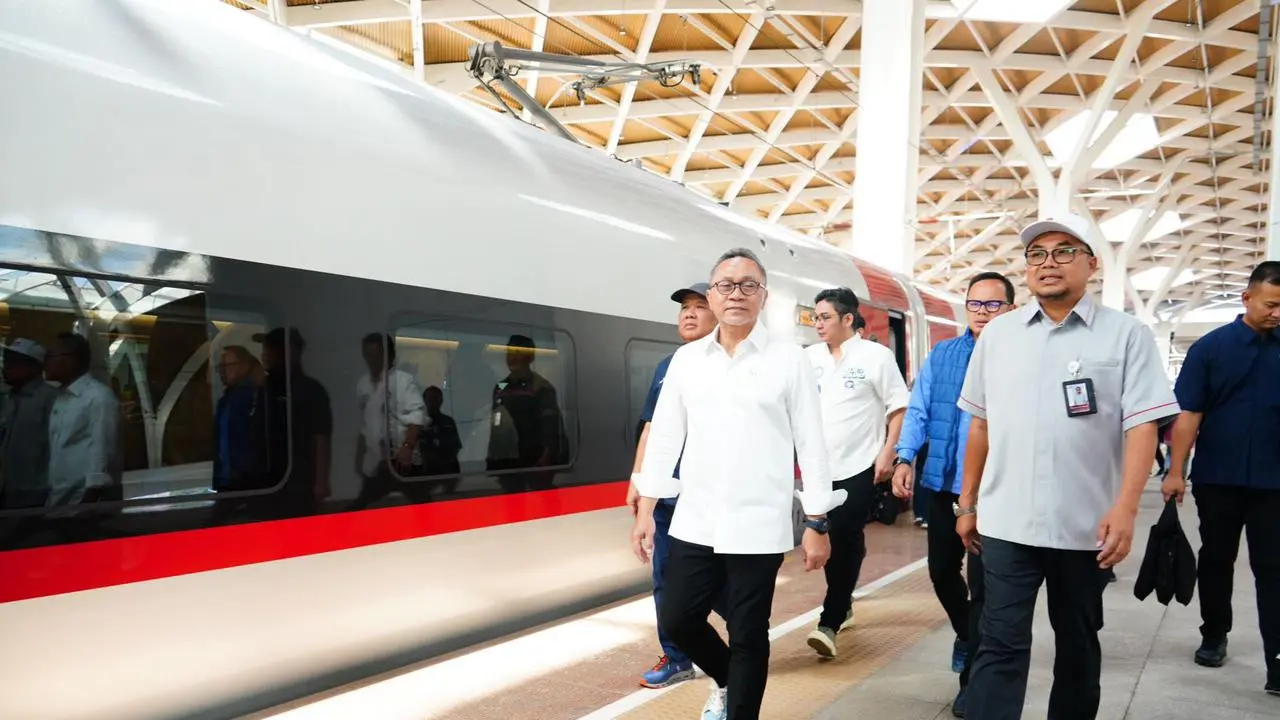 Menteri Perdagangan (Mendag) Zulkifli Hasan melaksanakan kunjungan kerja ke Kota Bandung, Jawa Barat (Jabar) dengan menggunakan Kereta Cepat Jakarta Bandung (Whoosh),Rabu (27/9/2023). (Dok Tim Media Zulkifli Hasan)
