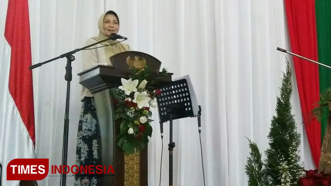 Wali Kota Batu, Dewanti Rumpoko menyampaikan sambutan pada perayaan Natal ASN Pemkot Batu, Selasa (30/1/2018) di Graha Pancasila Balai Kota Among Tani. (FOTO: Ferry/TIMES Indonesia)
