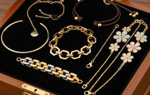 Kotak perhiasan yang berisi koleksi gelang emas harga 2 jutaan di 2025. Foto: Gemini