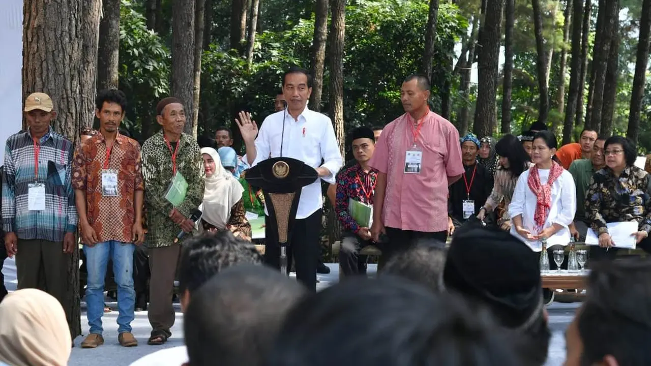 Presiden Jokowi saat penyerahan SK Izin Pemanfaatan Hutan Perhutanan Sosial dan Pengakuan dan Perlindungan Kemitraan Kehutanan di Jabar. (Liputan6.com/Lizsa Egeham)