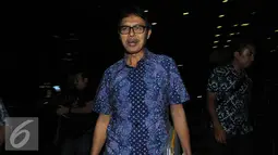 Gubernur Sumbar, Irwan Prayitno enggan berkomentar usai diperiksa KPK, Jakarta, Jumat,(12/8). Irwan memilih diam dan menyuruh wartawan menanyakan langsung kepada penyidik. (Liputan6.com/Helmi Afandi)