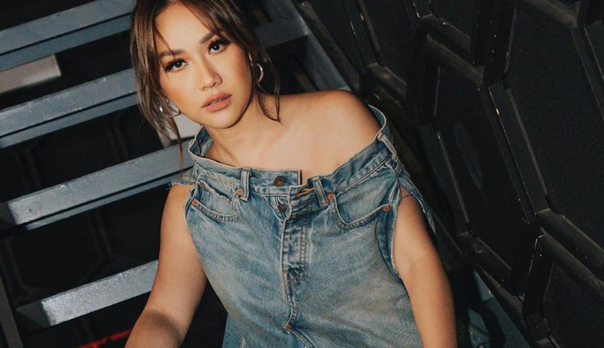 Seperti baru-baru ini, BCL tampil nyentrik dan unik dengan mengenakan busana mirip celana jeans. Baju unik tersebut berpotongan dada model off shoulder yang memiliki bentuk seperti bagian pinggang celana jeans. (Liputan6.com/IG/@bclsinclair)