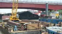 Kondisi tongkang pengangkut batubara dibawah Jembatan Ampera setelah tabrakan (Liputan6.com / Nefri Inge)