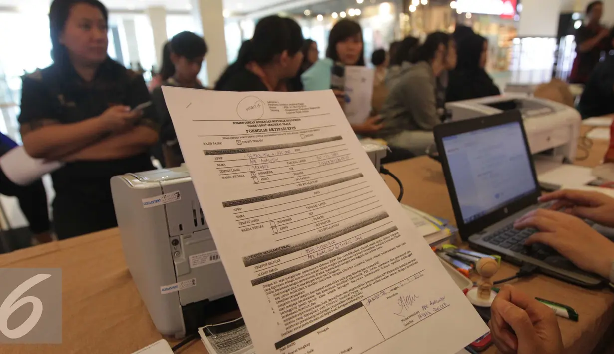 Petugas memperlihatkan formulir pendaftaran pajak salah satu pusat perbelanjaan di Jakarta, Jumat (11/3). Jumlah ini turun 5,4 persen dibanding Januari-Februari 2015 yang mencapai Rp130,8 triliun. (Liputan6.com/Angga Yuniar)