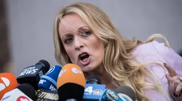 Aktris film dewasa, Stormy Daniels memberi keterangan kepada wartawan saat ia keluar dari Pengadilan Distrik Selatan New York (16/4). Stormy Daniels sebelumnya terlibat skandal perselingkuhan dengan Donald Trump. (Drew Angerer/Getty Images/AFP)