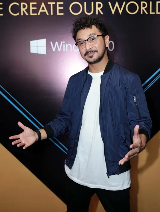 "Ya, enggak lah (tidak mendukung paslon). Saya kalau memberi, saya berusaha tangan kiri saya enggak tahu," kata Giring Nidji.  (Deki Prayoga/Bintang.com)