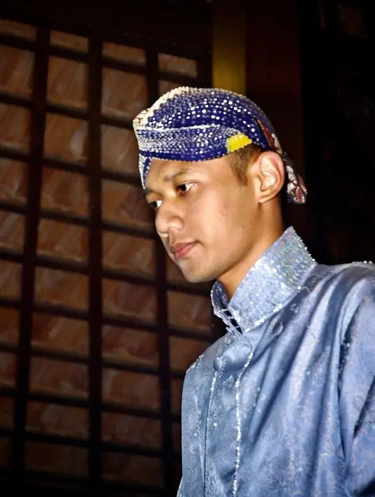 <p>Annisa Pohon menggungah foto di Instagramnya saat Agus Yudhoyono bersiap mengikuti acara sungkeman. Foto ini adalah kenangan akan upacara sungkem Mas Agus kepada Pepo, Memo, Eyang Bibah dan Bu Ageng, beberapa saat sebelum siraman. (Instagram/annisayudhoyo)</p>