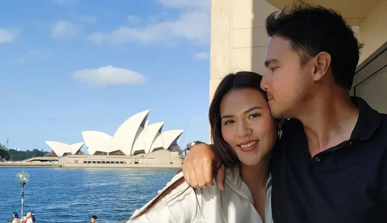 Hamish Daud bahkan memperlihatkan momen mesra bersama sang istri dalam akun Instagram pribadinya. Keduanya tampak berpose mesra dengan latar belakang Gedung Opera Sydney.(Liputan6.com/IG/@hamishdw)