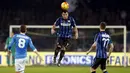 Pemain Inter Milan, Gary Medel menyundul bola dari tendangan Pemain Napoli Jorginho pada lanjutan liga Italia Serie A di Stadion San Paolo, Naples,Selasa(1/12/2015) dini hari WIB. Napoli menang 2-1. (REUTERS/Ciro De Luca) 