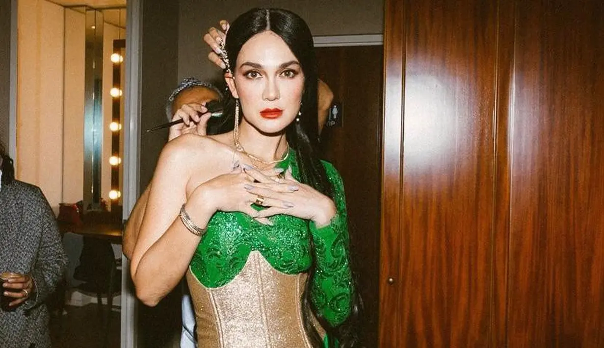 Ini potret Luna Maya bergaya bak karakter Kadita dalam game Mobile Legend. Glamor dengan one shoulder dress bertabur payet. (Instagram/lunamaya).