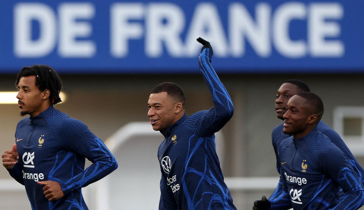 Pemain Timnas Prancis, Kylian Mbappe saat berlatih menjelang Kualifikasi Euro 2024 di Clairefontaine-en-Yvelines pada 21 Maret 2023. Mbappe akan memulai debut sebagai kapten Les Bleus pada 25 Maret 2023 saat melawan Belanda. (AFP/Franck Fife)