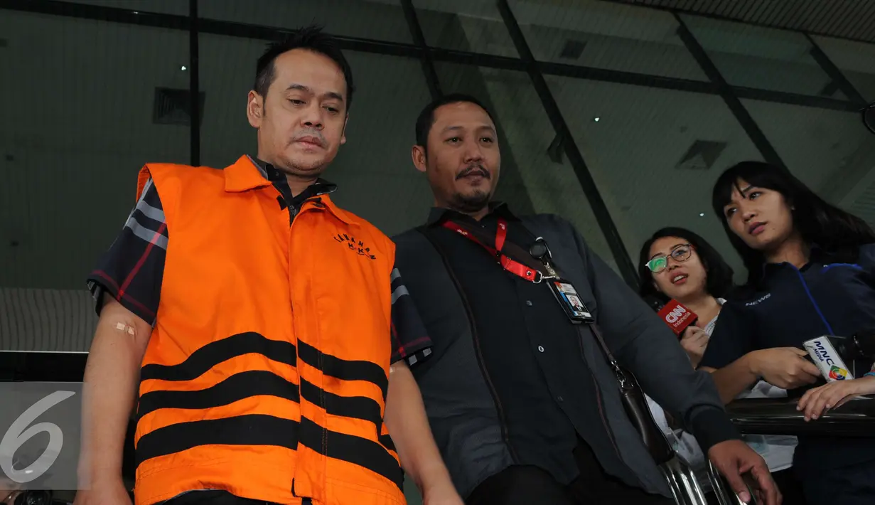 Direktur Utama PT. MTI, Fahmi Darmawansyah usai diperiksa penyidik KPK, Jakarta, Selasa (10/1). Fahmi diperiksa sebagai tersangka kasus dugaan suap proyek pengadaan alat satelit monitoring di Badan Keamanan Laut (Bakamla). (Liputan6.com/Helmi Afandi)