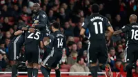 Pemain Manchester United merayakan gol ciptaan Antonio Valencia saat melawan Arsenal dalam pertandingan Liga Inggris di stadion Emirates, London (2/12). Manchester United menang 3-1 atas Arsenal. (AP Photo/Kirsty Wigglesworth)