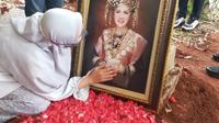 6 Momen Haru Fatimah Anak Mendiang Dorce di Pemakaman, Berusaha Tegar (sumber: Instagram/sitifatimahuzzahrahh)