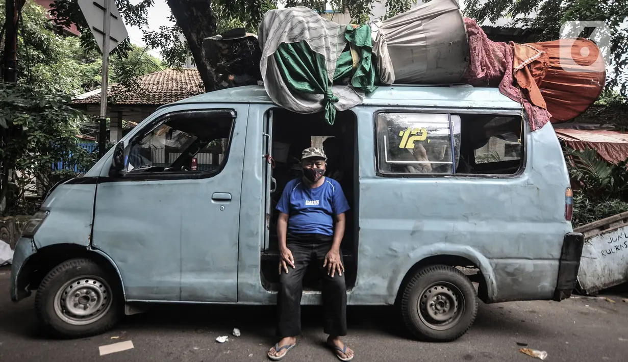 Abdur Rohim (65), sopir mikrolet M12 rute Pasar Senen-Kota berpose di kawasan Kramat Pulo, Senen, Jakarta Pusat, Selasa (22/6/2021). Untuk ongkos, Bewok menjelaskan tiap sopir punya tarif yang berbeda-beda. (merdeka.com/Iqbal S. Nugroho)