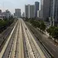 Suasana proyek konstruksi infrastruktur di kawasan Kuningan, Jakarta, Sabtu (11/4/2020). Gubernur DKI Jakarta Anies Baswedan menjelaskan bahwa proyek konstruksi boleh terus berjalan selama Ibu Kota berstatus Pembatasan Sosial Berskala Besar (PSBB). (merdeka.com/Imam Buhori)