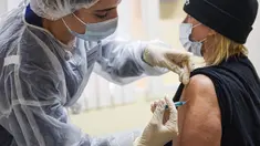 Seorang petugas medis memberikan suntikan vaksin COVID-19 di Moskow, Rusia pada 8 Desember 2020. Sejak dimulainya program vaksinasi massal di Moskow pada 5 Desember, sekitar 2.000 orang dari kelompok berisiko tinggi telah disuntik vaksin. (Xinhua/Evgeny Sinitsyn)