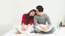 Dengan baju kasual pun kita bisa membuat foto romantis dengan suami. Gestur bersandar seperti ini juga menghadirkan keintiman dan kehangatan tersendiri./Copyright shutterstock.com