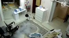 Seorang bocah laki-laki berlari menyelamatkan diri daat hoverboard yang ia mainkan meledak. Tidak ada yang terluka dalam insiden ini.