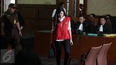 Terdakwa kasus pembunuhan Wayan Mirna Salihin, Jessica Kumala Wongso, bersiap menjalani persidangan ketiga di  Pengadilan Negeri Jakarta Pusat, Selasa (28/6). Sidang ini beragenda putusan sela yang dibacakan Majelis Hakim. (Liputan6.com/Faizal Fanani)