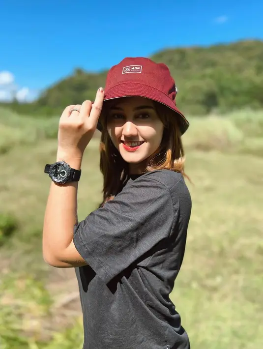 <p>Nama Jodilee Warwick menjad idola baru setelah dirinya dipercaya menjadi host sebuah acara petualangan di televisi. Wanita berdarah campuran ini mencuri perhatian karena memiliki wajah yang cantik. (Instagram/jodileewarwick)</p>