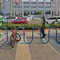Suasana tempat parkir sepeda di area Stasiun MRT Istora, Jalan Sudirman, Jakarta, Jumat (13/11/2019). PT MRT Jakarta memarkiran sepeda untuk merangsang minat warga untuk menitipkan sepeda di stasiun MRT. (Liputan6.com/Herman Zakharia)