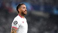 Pemain Sevilla, Sergio Ramos, saat melawan Arsenal pada laga Liga Champions di Stadion Ramon Sanchez Pizjuan, Rabu (25/10/2023). (AFP/Jorge Guerrero)