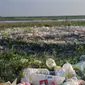 Belum selesai permasalahan eceng gondok yang membuat kotor, Danau Limboto ditumpuki sampah yang kian menggunung. (Liputan6.com/ Arfandi Ibrahim).