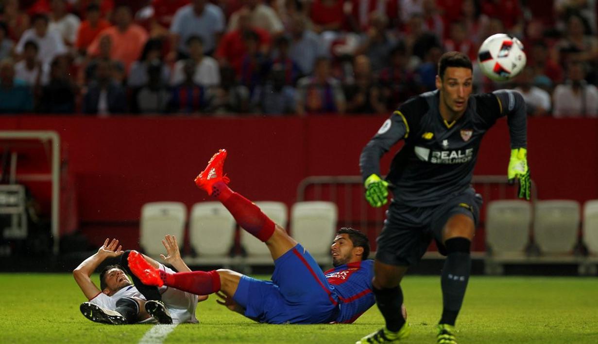 Striker Barcelona, Luis Suarez, terjatuh saat berebut bola di depan gawang Sevilla pada laga leg pertama Piala Super Spanyol 2016 di Ramon Sanchez Pizjuan, Sevilla, Senin (15/8/2016) dini hari WIB. (Reuters/Jon Nazca) 