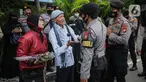 Aparat kepolisian membujuk peserta aksi Reuni 212 untuk membubarkan diri di Jalan Abdul Muis, Jakarta, Kamis (2/12/2021). Tindakan ini diambil demi menghindari terjadinya kerumunan massa. (Liputan6.com/Faizal Fanani)