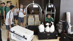 Pemain Timnas Indonesia saat tiba di lobby Hotel Peninsula, Singapura, Rabu (7/11). Latihan Timnas ini merupakan persiapan jelang laga melawan Singapura pada Piala AFF 2018. (Bola.com/M Iqbal Ichsan)