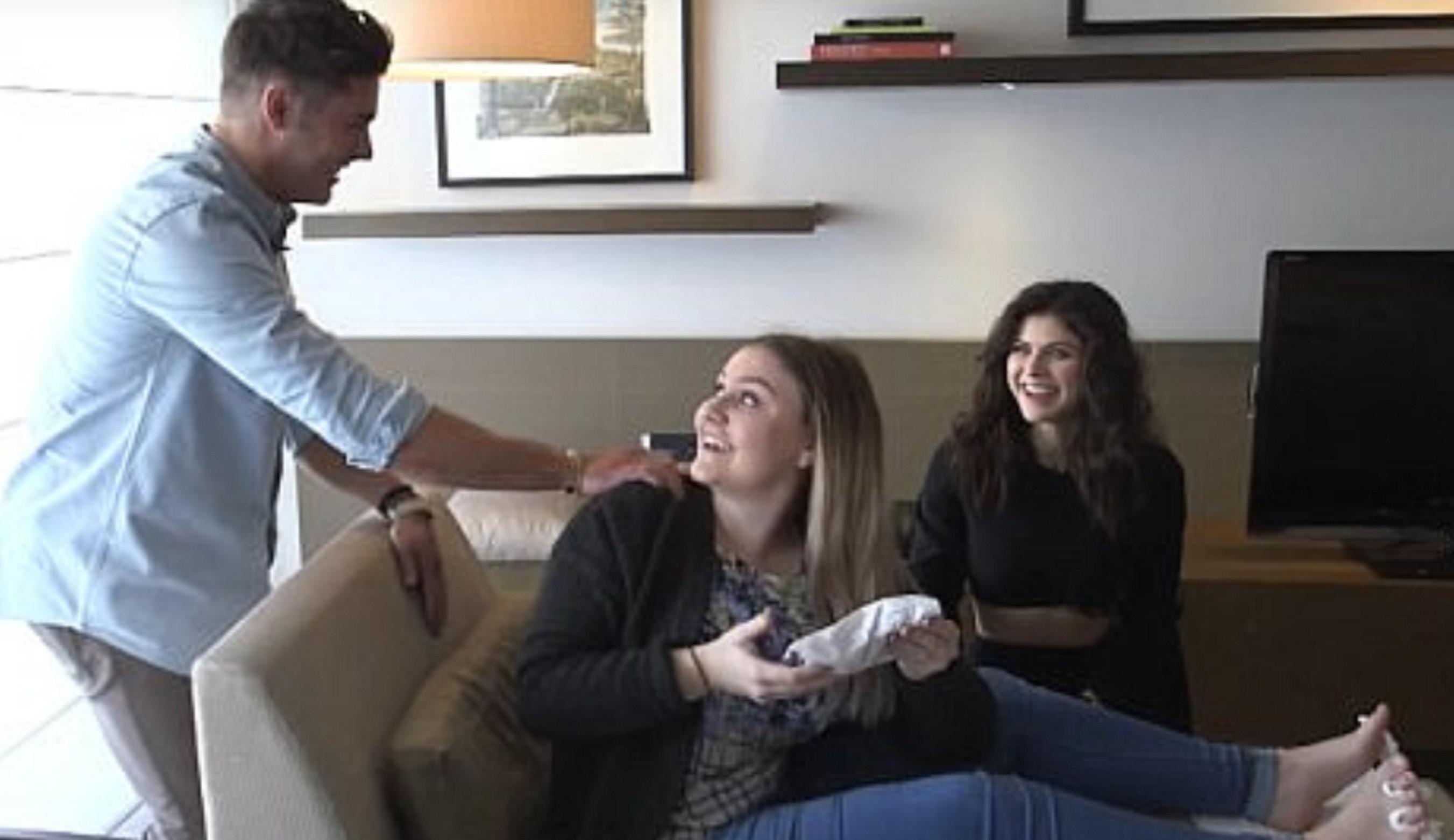 Zac Efron saat memberikan kejutan kepada penggemar setianya (Dailymail)