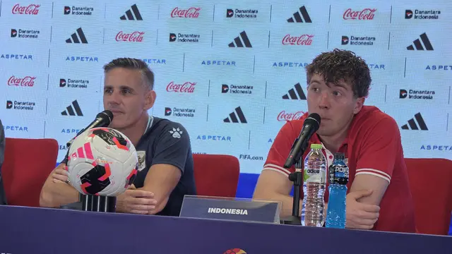 Pelatih timnas Indonesia John Herdman bersama Ole Romeny