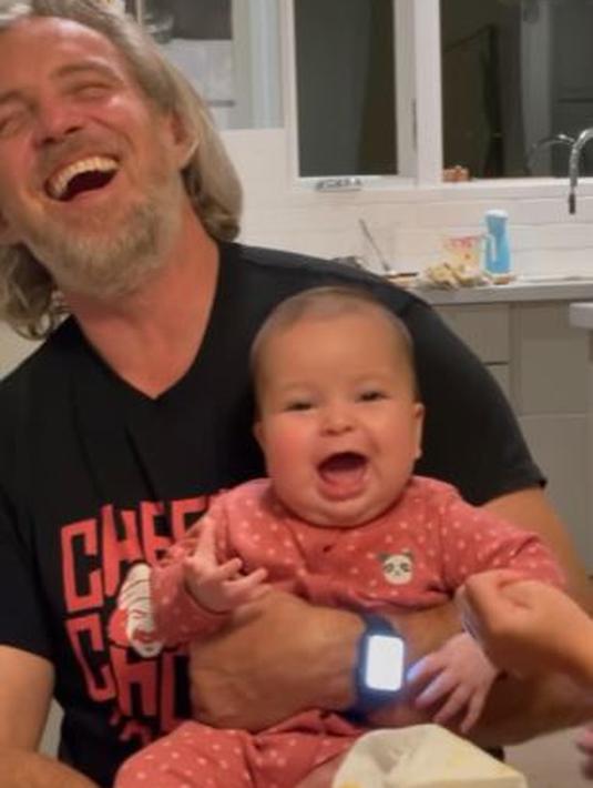 Paris Chong tak bisa menahan tawa melihat tingkah Kirana saat berada di pangkuannya. Sang putri juga ikut tertawa. (Foto: Instagram/@raazharita)