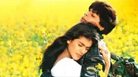 Kajol dan Shahrukh Khan dalam film Dilwale Dulhania Le Jayege. Foto: via kinirokay.com