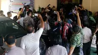 Suasana saat dua WNA terduga pembunuh polisi Kuta, Bali, tiba di Mapolda Bali. (Liputan6.com/Dewi Divianta)