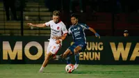 Winger Bali United, Thijmen Goppel, dibayangi Riyatno Abiyoso dari PSIM Yogyakarta pada laga pekan ke-22 BRI Super League 2025/2026 di Stadion Sultan Agung, Bantul, Senin (23/2/2026). (Bola.com/Alit Binawan)
