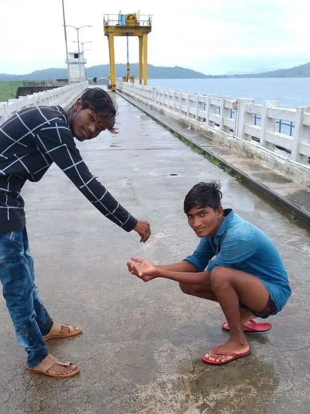 7 Inspirasi Foto Berdua ala Cowok Ini Posenya Nyeleneh
