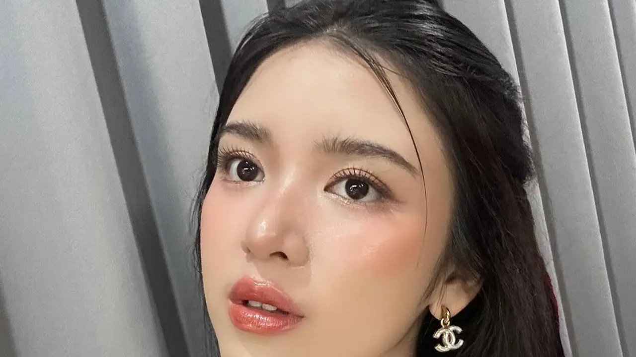 Pesona Tiara Andini Tampil dengan Makeup Look 'Habis Mandi' yang Jadi Tren Lebaran 2025