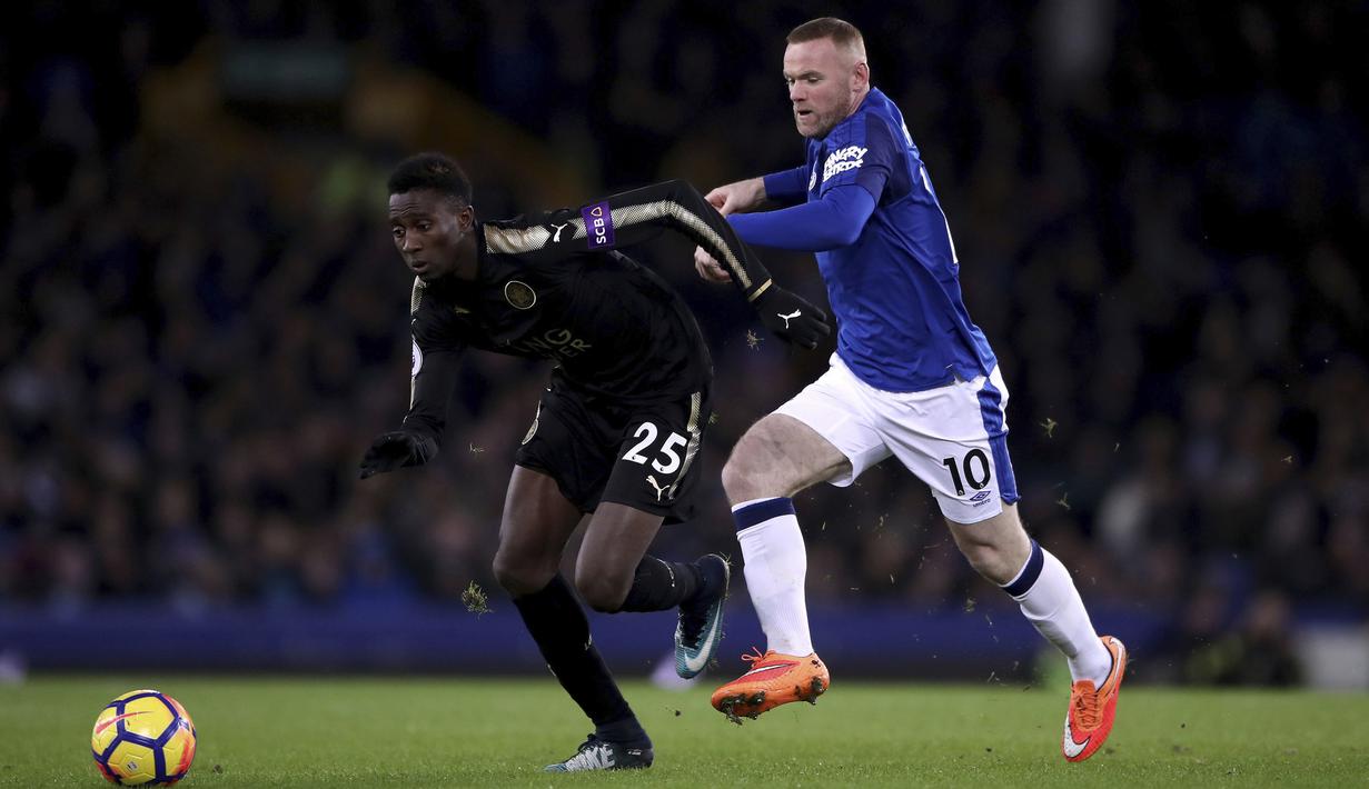 Pemain Everton, Wayne Rooney (kanan) berusaha menahan laju pemain Leicester City, Wilfred Ndidi pada lanjutan Premier League pekan ke-25 di Goodison Park, Liverpool (1/2/2018). Everton menang 2-0. (Nick Potts/PA via AP)