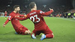 Gelandang Liverpool, Xherdan Shaqiri (kanan) berselebrasi dengan rekannya Adam Lallana usai mencetak gol ke gawang Everton pada pertandingan lanjutan Liga Inggris di Stadion Anfield, Rabu (4/12/2019). Liverpool menang telak 5-2 atas Everton. (AP Photo/Jon Super)