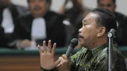 Bupati nonaktif Tapanuli Tengah, Raja Bonaran Situmeang saat menjalani sidang perdana di Pengadilan Tipikor, Jakarta, Kamis (23/2/2015). Raja Bonaran didakwa menyuap mantan Ketua MK Akil Mochtar senilai Rp 1,8 miliar. (Liputan6.com/Herman Zakharia)