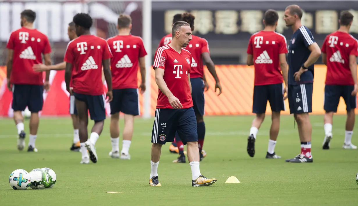 Gelandang Bayern Munchen, Franck Ribéry, mengikuti sesi latihan di Shanghai, Selasa (18/7/2017). Bayern Munchen akan menghadapi Arsenal pada laga turnamen pramusim bertajuk International Champions Cup. (AFP/Johannes Eisele)