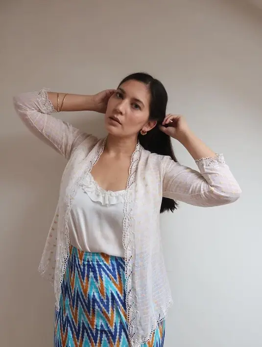 Ragam kebaya aneka warna dan model menjadi baju andalannya. Kebaya kutu baru, kebaya betawi, kebaya bergaya Bali, dan masih banyak koleksi yang ia miliki.