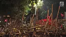 Petugas Dinas Kehutanan DKI Jakarta membongkar instalasi bambu Getah Getih di Bundaran Hotel Indonesia (HI), Kamis (18/7/2019) dini hari. Karya seni tersebut rencananya akan diganti dengan taman dan setelah dibongkar, bambu itu akan dibawa ke tempat pembuangan sampah. (Liputan6.com/Herman Zakharia)